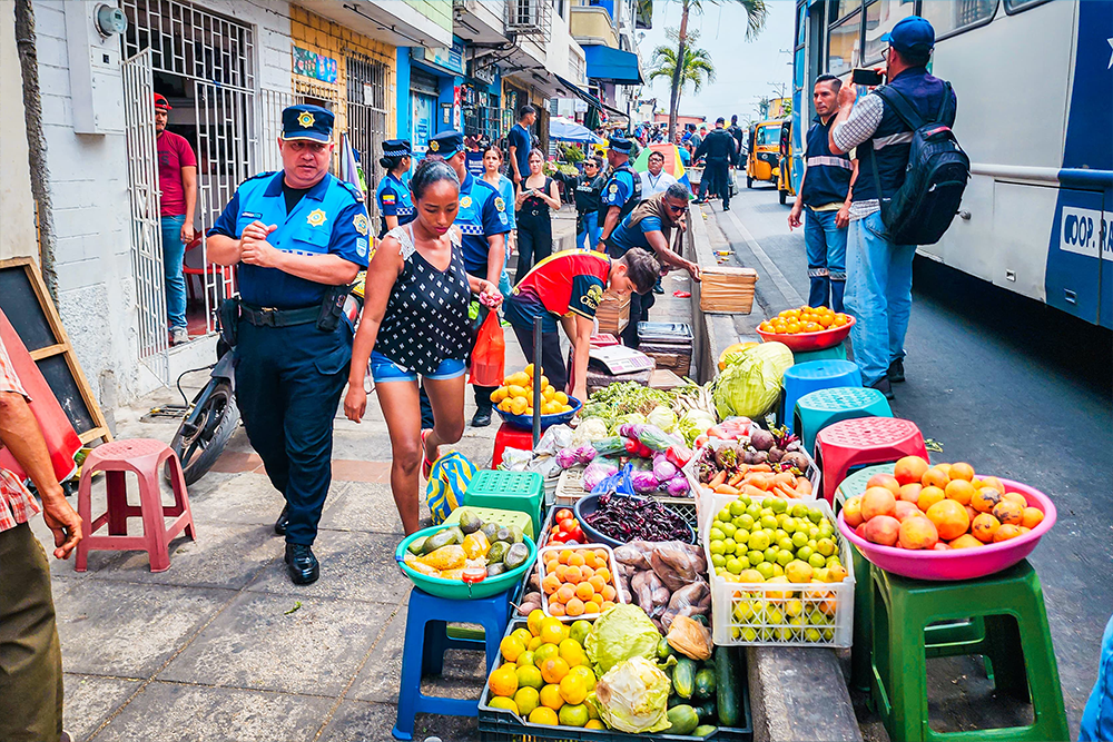    70 funcionarios realizaron un operativo en Bastión Popular para recuperar el espacio público en los exteriores del Mercado Municipal.