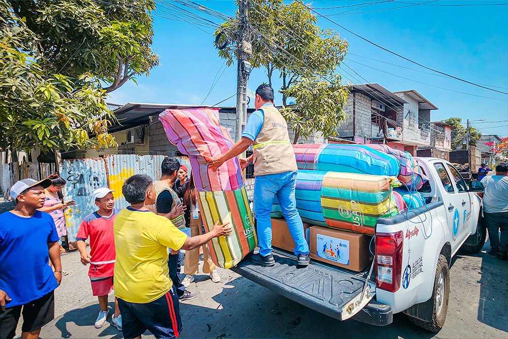 Gestión de Riesgos de Segura Ep realiza entrega de ayuda humanitaria a familias afectadas por incendio en Guasmo Sur