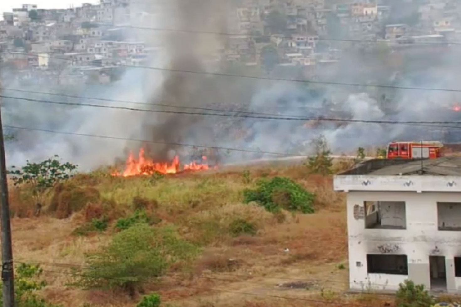  Se reporta la quema de maleza en la Av. Juan Tanca Marengo 